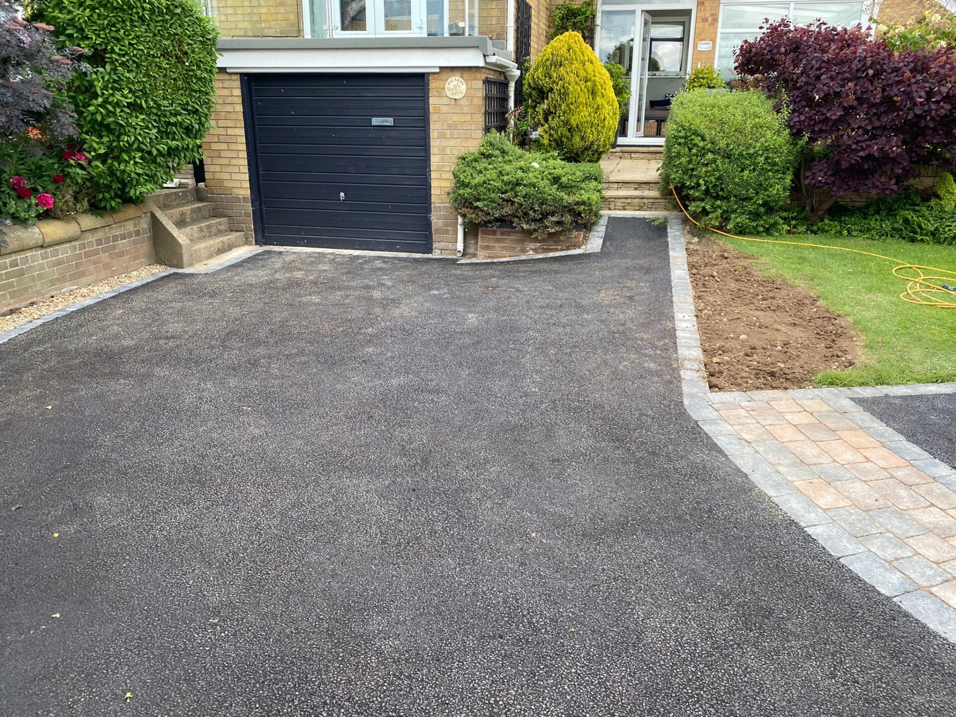 The difference between a tarmac driveway and a resin driveway